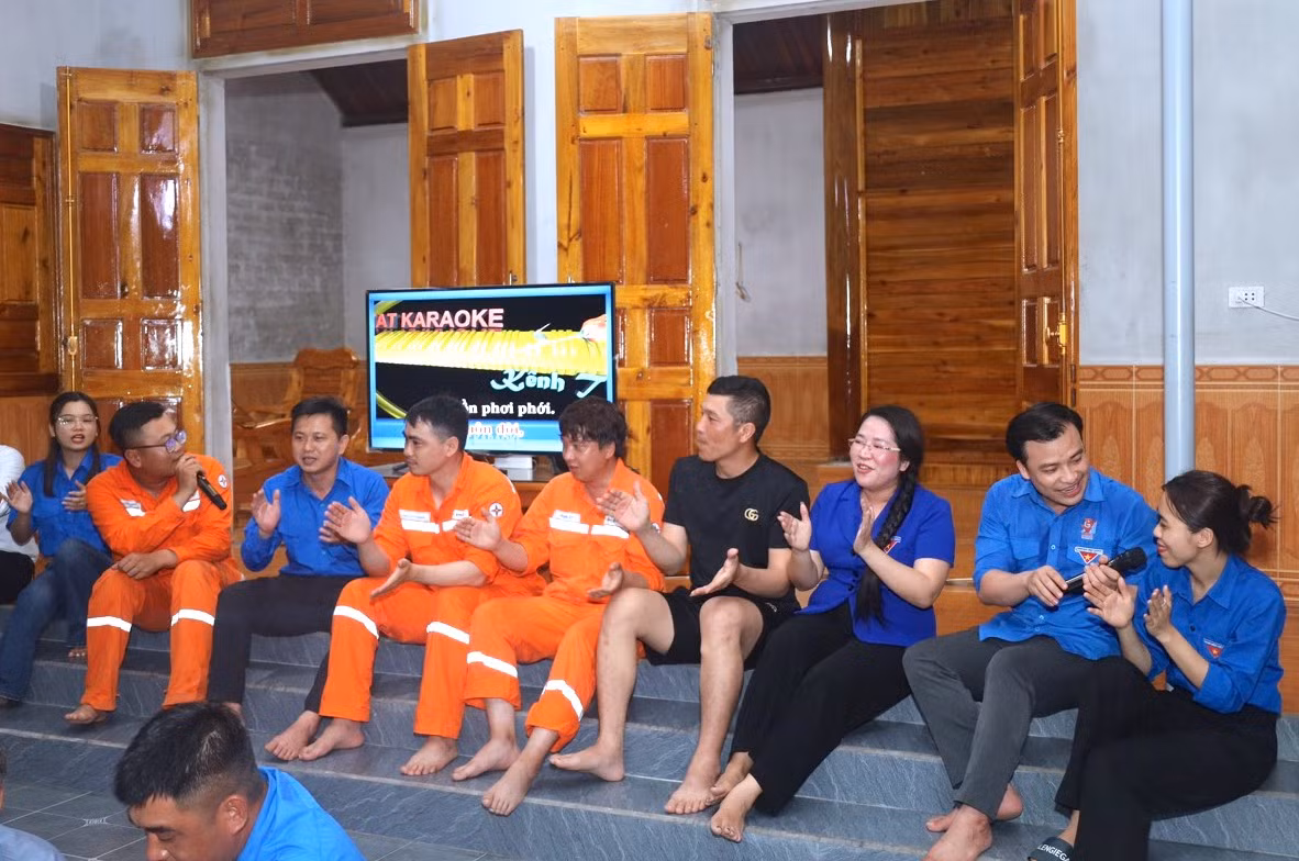 Sau bữa cơm thân mật, các đoàn viên thanh niên tỉnh Nghệ An và cán bộ, công nhân thi công cột điện 500kV đã có buổi trò chuyện, giao lưu vui vẻ ấm áp.