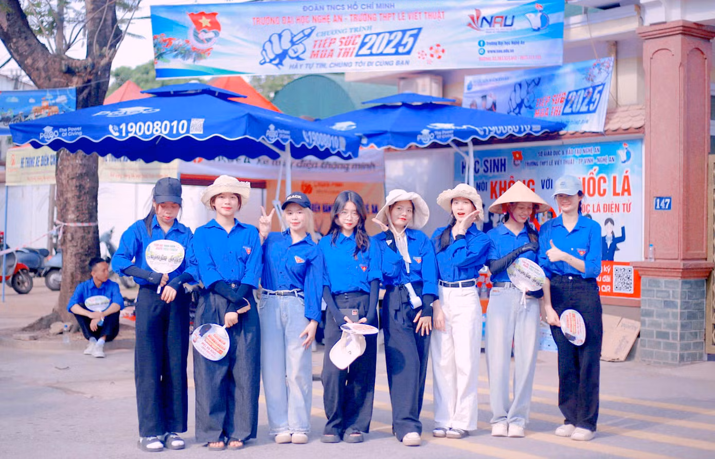Ngoài ra, đoàn viên thanh niên tư vấn các ngành học của trường Đại học Nghệ An để các phụ huynh nắm bắt và có định hướng cho các em sau khi thi.