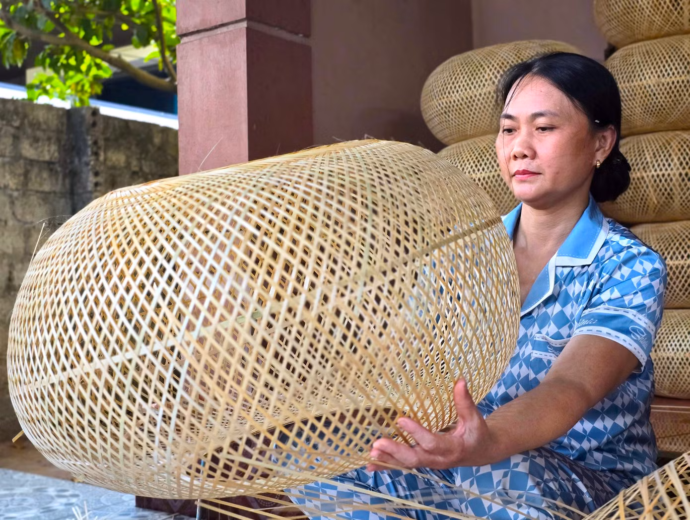 Từ bàn tay khéo léo của người thợ, những chiếc đèn trang trí độc đáo ra đời.