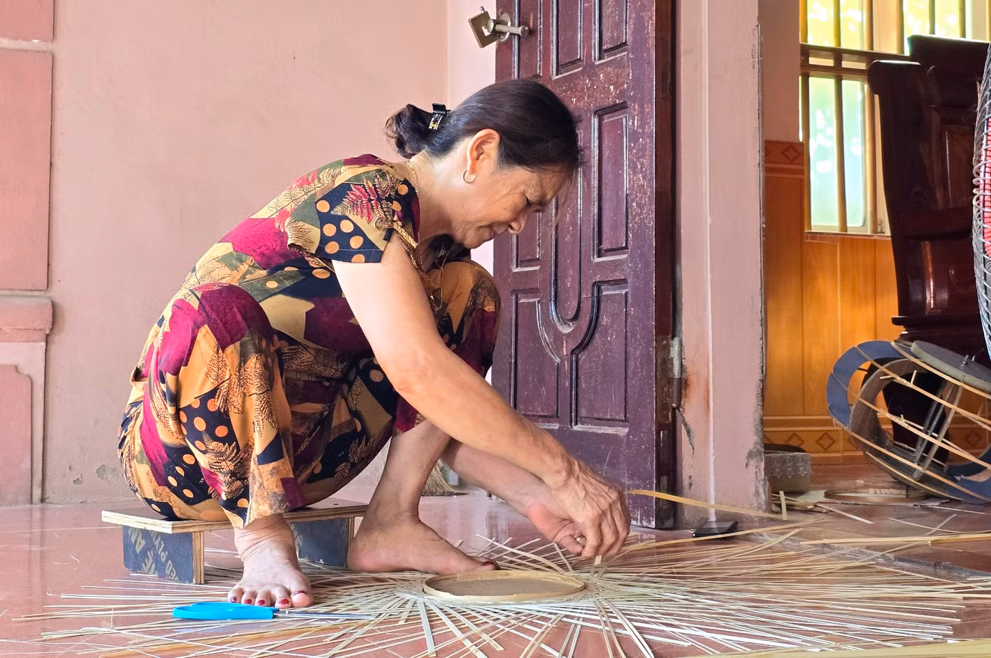 Những người thợ sau đó đan theo khung. Tuy công việc không nặng nhọc vất vả nhưng đòi hỏi người đan lát phải khéo léo, tỉ mỉ từng chi tiết để cho ra sản phẩm đẹp mắt.