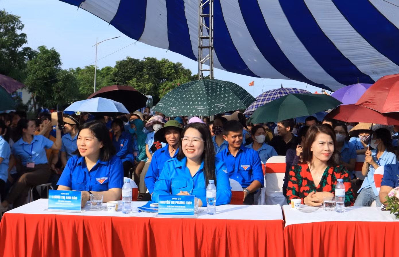 Dự chương trình có chị Lương Thị Anh Đào - Phó Chánh Văn phòng T.Ư Hội LHTN Việt Nam; anh Thái Minh Sỹ - Phó Chủ tịch Liên đoàn Lao động tỉnh Nghệ An; ông Trần Văn Lâm - Trưởng Ban Dân chủ - Pháp luật, Ủy ban MTTQ tỉnh Nghệ An; ông Trần Quang Hòa - Phó Bí thư Thường trực Đảng ủy Khối Doanh nghiệp tỉnh Nghệ An; chị Nguyễn Thị Phương Thúy - Phó Bí thư Thường trực Tỉnh Đoàn Nghệ An cùng lãnh đạo Công ty CP May Halotexco và hàng nghìn cán bộ, đoàn viên thanh niên, công nhân viên của công ty.