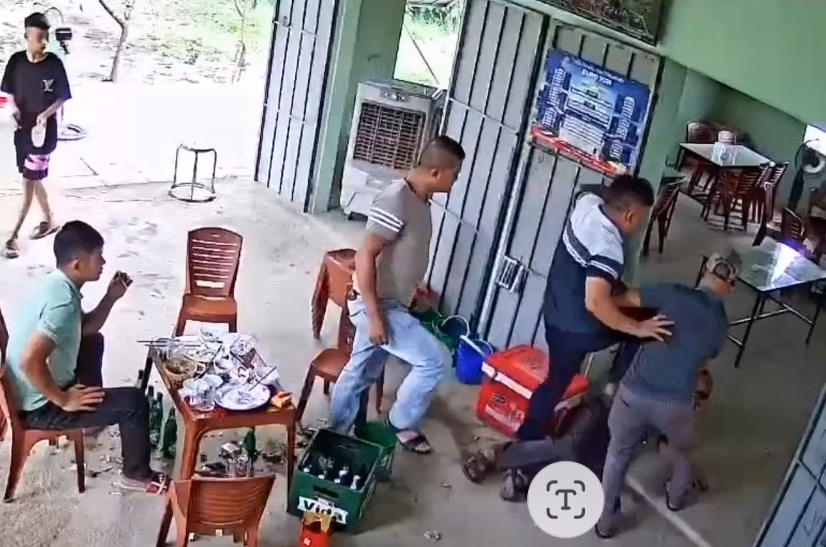 Khi ông H. ngã xuống, anh V. còn lao đến dùng chân đạp thẳng vào đầu nạn nhân.