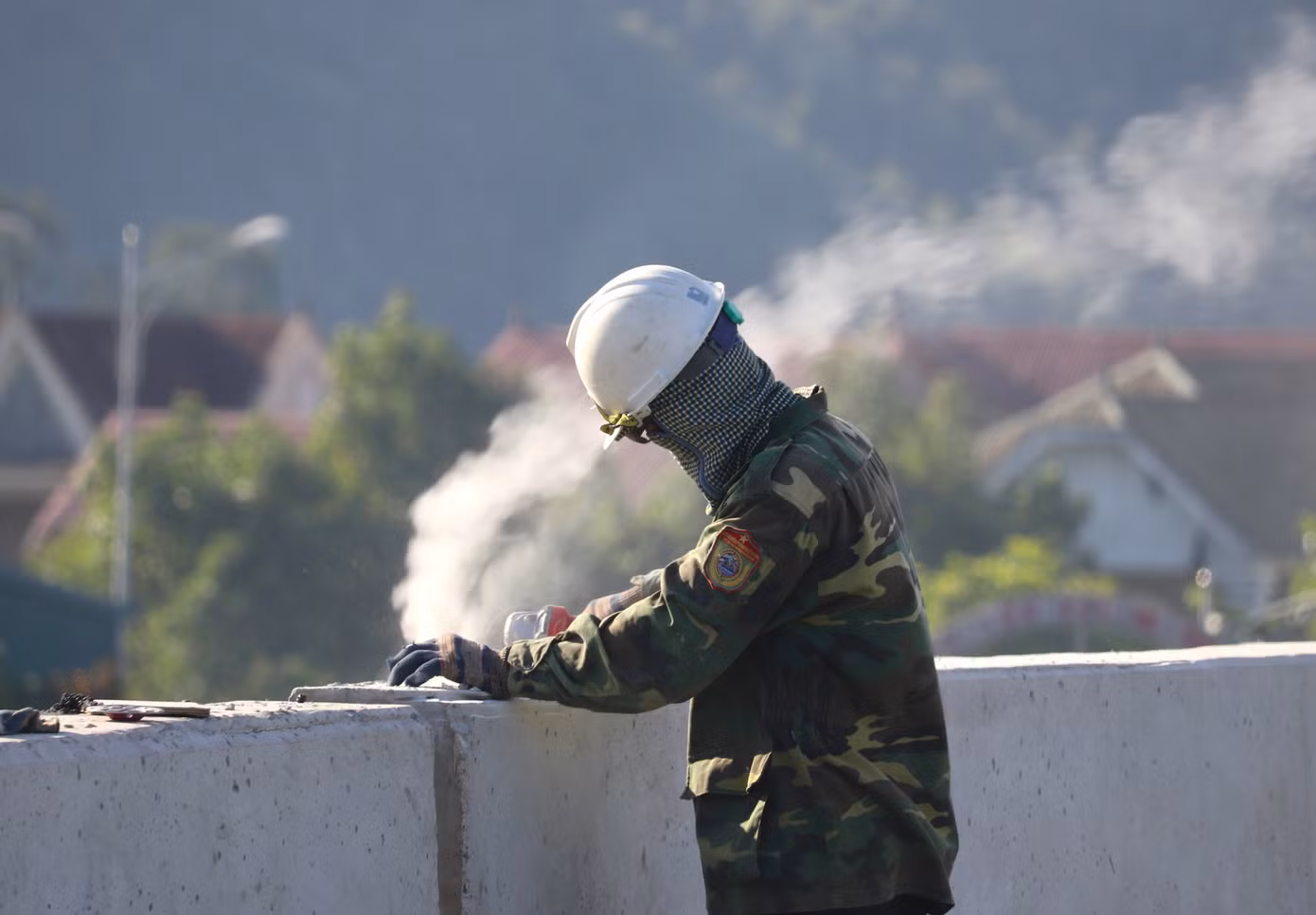 Các công nhân đang khẩn trương tập kết vật liệu và lắp đặt các biển báo, hệ thống phụ trợ giao thông để kịp ngày thông xe.