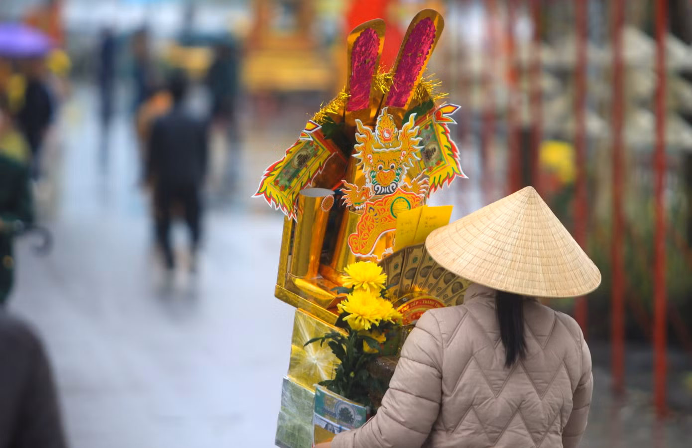 Những mâm lễ cúng thường có giá từ 300.000-500.000 đồng. Có những mâm lễ lớn được sắp đầy thỏi vàng có giá cả triệu đồng nhưng vẫn hút du khách mua để đưa vào đền dâng lễ cúng. Sau khi mua, các cửa hàng sẽ hỗ trợ đưa mâm lễ vào tận đền để du khách thực hiện các nghi thức cúng.