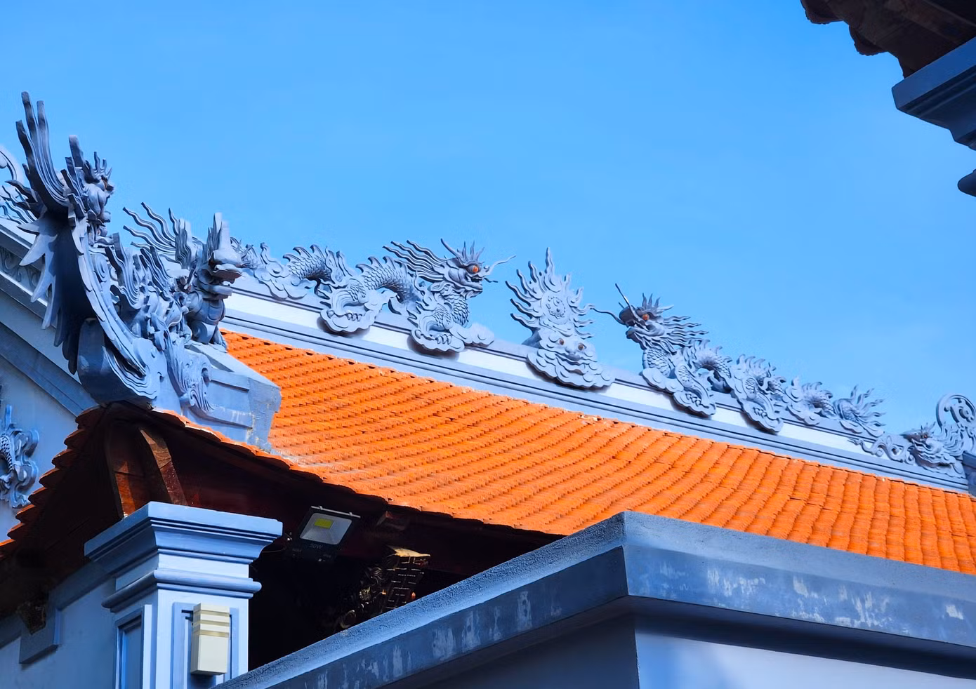 Trên mái đền được trang trí nhiều hình tượng rồng thể hiện sự uy nghiêm, linh thiêng.