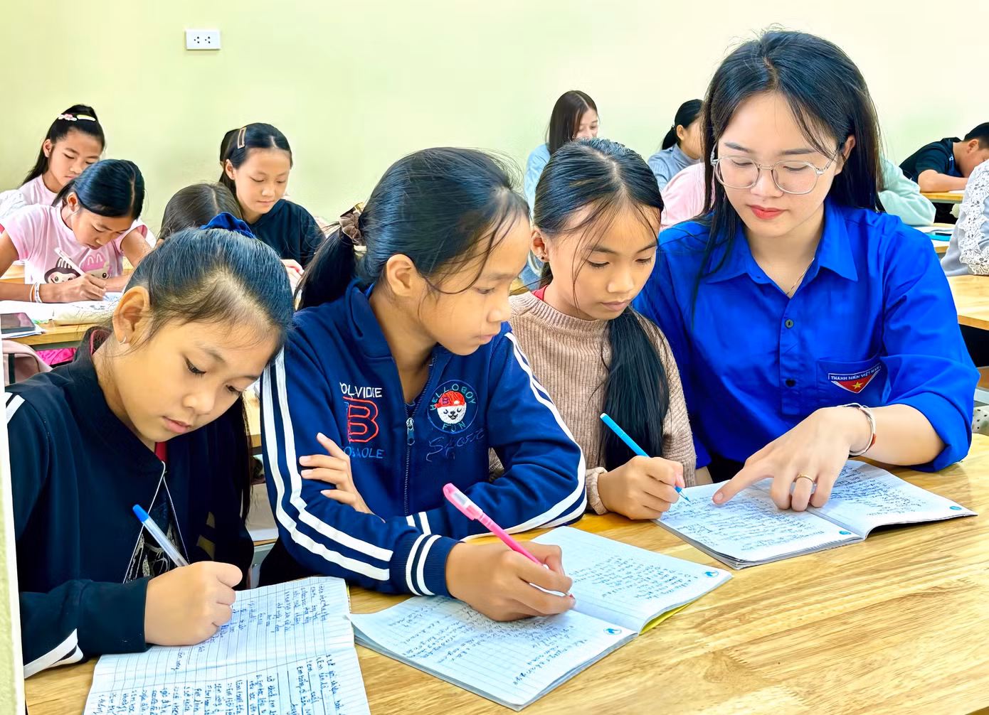 Để các cán bộ, người dân và các em học sinh dễ hiểu, tiếp thu được nhiều kiến thức, những "giáo viên áo xanh" sẽ dạy theo từng chủ đề từ giao tiếp, chào hỏi đến những câu, từ, sự vật cơ bản. "Trong dạy học thì khó nhất là viết chữ Lào nên mỗi lớp học chúng em sẽ có 2 bạn. 1 bạn là người Lào để hỗ trợ viết chữ. Các em học sinh tiếp thu rất nhanh nên ai cũng mừng", Vân Anh chia sẻ.