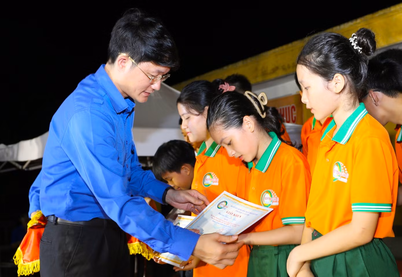 Anh Trần Linh - Phó Bí thư Tỉnh Đoàn Nghệ An trao tặng giấy khen cho các học viên xuất sắc của chương trình "Học kỳ trong quân đội".