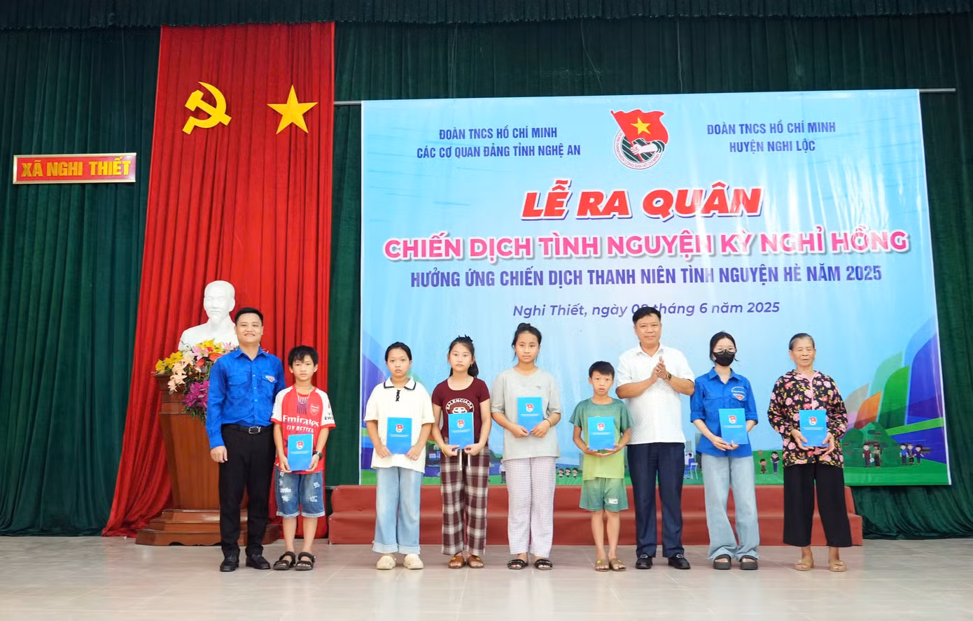 Ban tổ chức trao tặng 10 suất học bổng cho các em học sinh có hoàn cảnh khó khăn trên địa bàn xã Nghi Thiết.