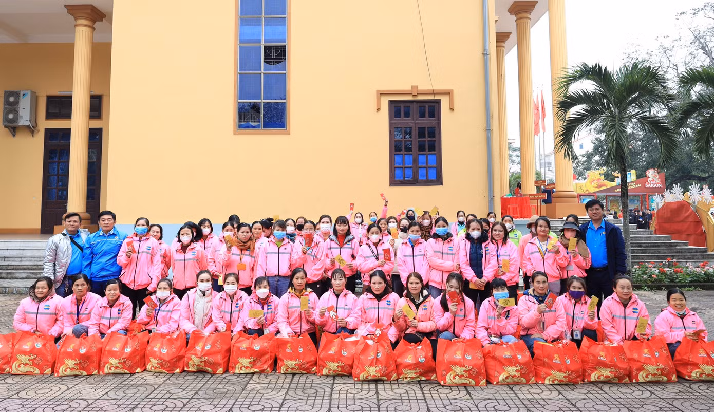 Chương trình “Tết sẻ chia, năm rồng khởi sắc” triển khai tại 25 tỉnh, thành trên cả nước với hơn 10.400 phần quà Tết được trao cho các công nhân lao động, các ngư dân có hoàn cảnh khó khăn và lực lượng bộ đội biên phòng. Chương trình nhằm tôn vinh văn hóa truyền thống ngày Tết của Việt Nam luôn hướng về gia đình, người thân cùng với tinh thần đoàn kết và đoàn viên.