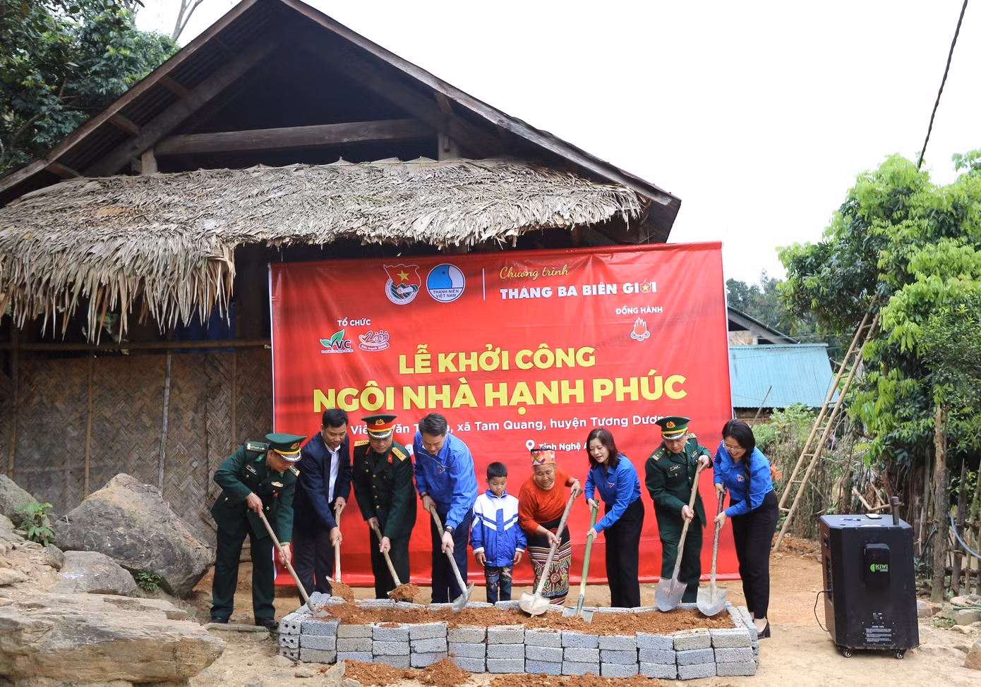 Ban tổ chức và các đại biểu sau đó đã tiến hành nghi thức khởi công xây dựng "Ngôi nhà Hạnh phúc" cho gia đình em Viêng Văn Thành trị giá 80 triệu đồng. Phía Đồn Biên phòng Tam Quang cùng các lực lượng chức năng địa phương sẽ hỗ trợ ngày công xây dựng và giúp đỡ để sớm hoàn thành đưa căn nhà vào cho gia đình em Thành sử dụng. Được tài trợ xây dựng "Ngôi nhà hạnh Phúc", bà Lô Thị Lợi gửi lời cảm ơn tới Ban tổ chức chương trình "Tháng Ba biên giới", các đoàn viên thanh niên, cơ quan chức năng, chính quyền địa phương, lực lượng Bộ đội Biên phòng đã giúp đỡ, xây dựng ngôi nhà cho bà cháu có nơi ở kiên cố và ấm áp.