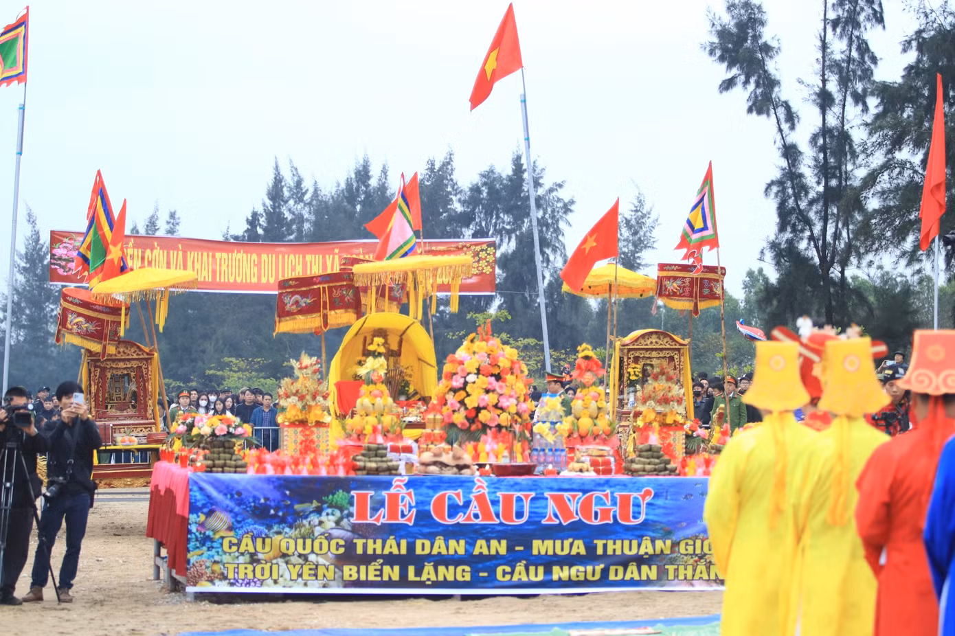 Một mâm lễ lớn được bày sẵn tại khu vực bãi biển để làm lễ cầu ngư với xôi gà, rượu thịt, hoa quả, bánh trái....
