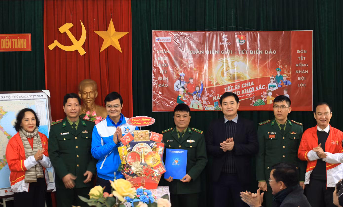 Ban tổ chức đã trao tặng phần quà và 20 triệu đồng tiền mặt cùng 10 bản đồ Việt Nam đến Đồn Biên phòng Diễn Thành.