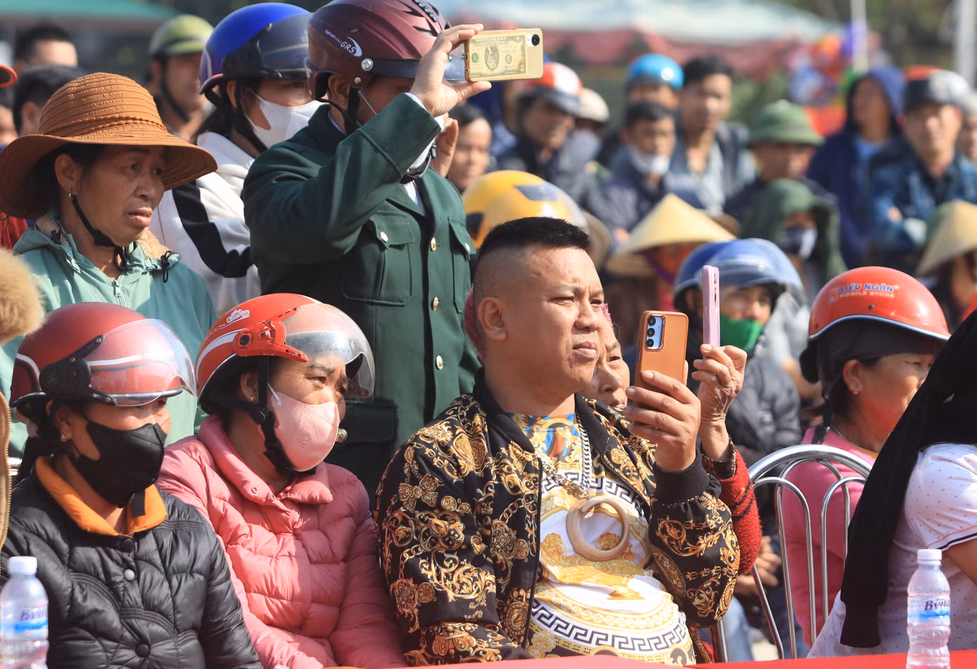 Hội thi thu hút hàng nghìn người dân và du khách đến theo dõi.