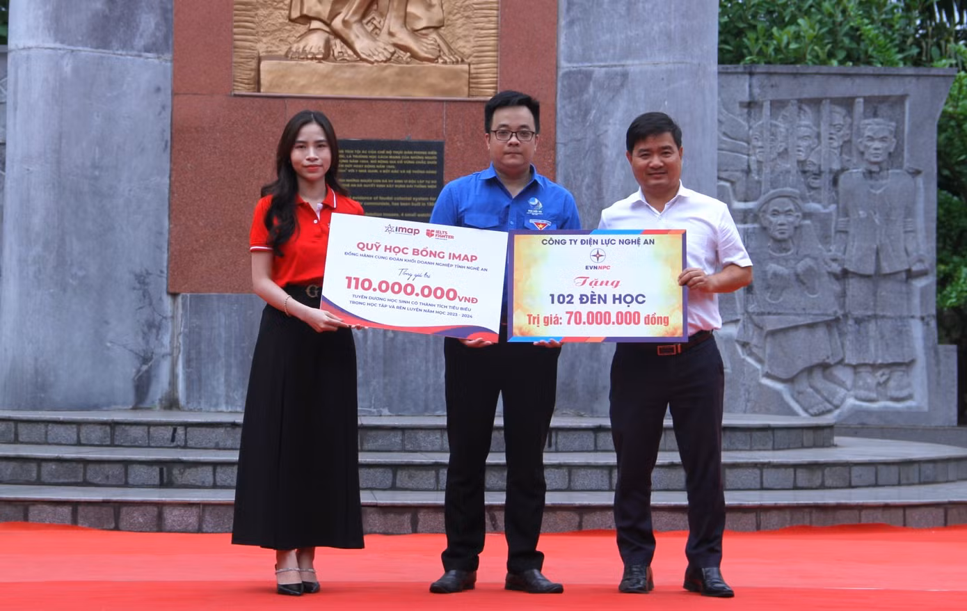 Đại diện Công ty Điện lực Nghệ An và Quỹ học bổng IMAP trao tặng tấm biển tượng trưng những suất quà ý nghĩa.