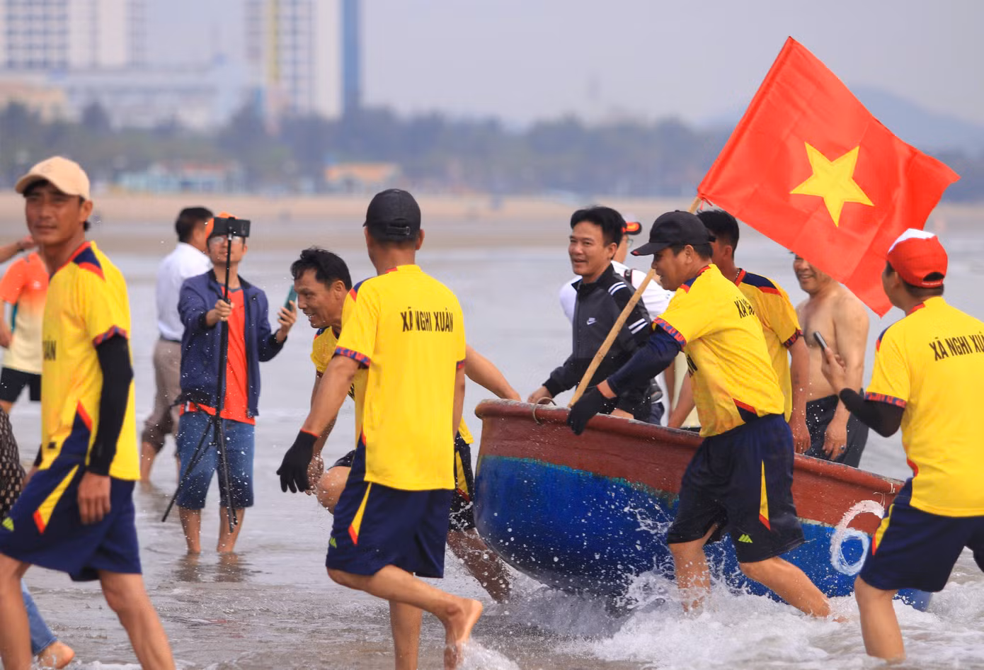 Tham dự giải đua năm nay có 16 đội đến từ 8 phường, xã: Nghi Tân, Nghi Thủy, Thu Thủy, Nghi Thu, Nghi Hương, Nghi Hòa, Nghi Hải, Nghi Xuân. Đây là những địa phương có cơ sở vật chất, lực lượng tham gia phát triển nghề cá hùng hậu, kinh nghiệm, đóng góp quan trọng trong nền kinh tế biển và phát triển du lịch.