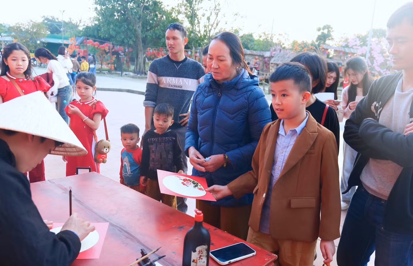 Vui mừng khi được cho chữ đầu năm.