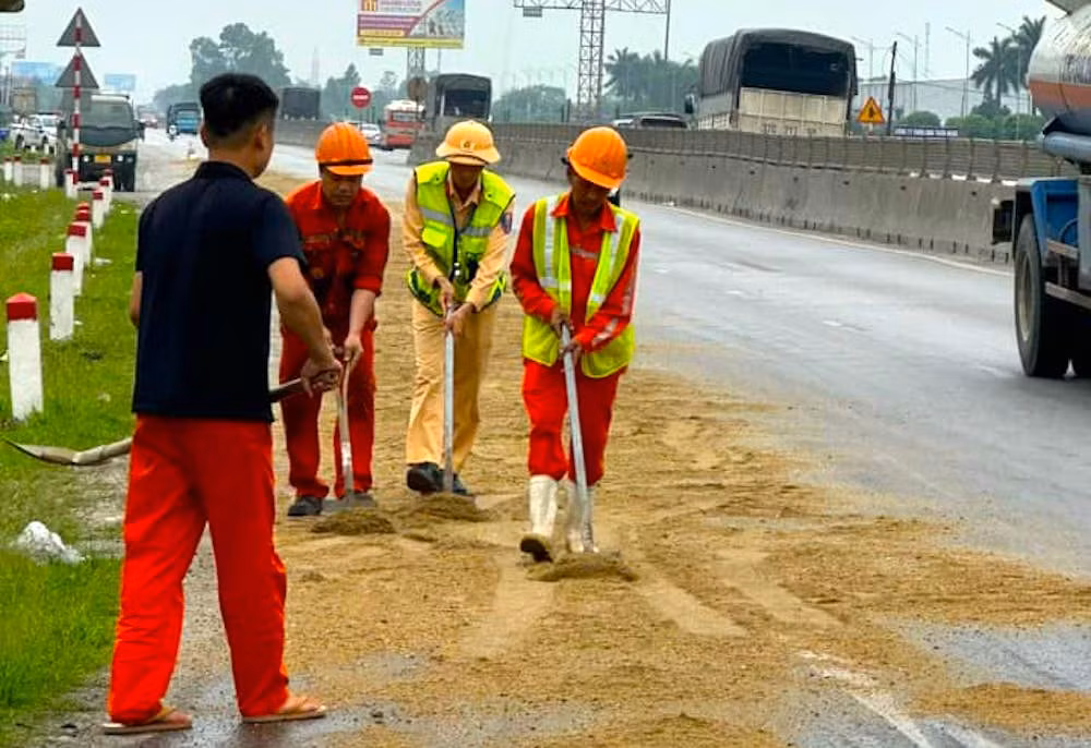 Sau hơn 1 giờ đồng hồ, đoạn đường bị dầu loang đã được xử lý sạch sẽ. Sau hơn 1 giờ đồng hồ, đoạn đường bị dầu loang đã được xử lý sạch sẽ.