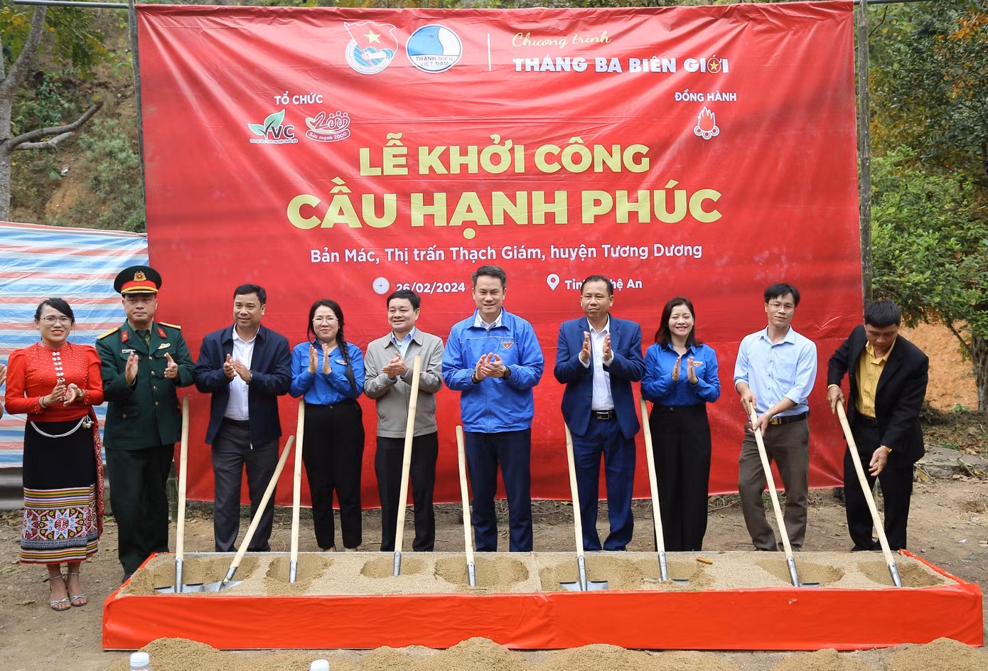 Trên cơ sở đề xuất của Ban Thường vụ Tỉnh Đoàn Nghệ An, T.Ư Hội LHTN Việt Nam cùng các nhà tài trợ đã tài trợ xây dựng cây "Cầu Hạnh Phúc", giúp đỡ người dân đi lại đỡ khó khăn, đặc biệt là sự giao thương, đi lại của hơn 500 hộ dân ở 4 bản liền kề.