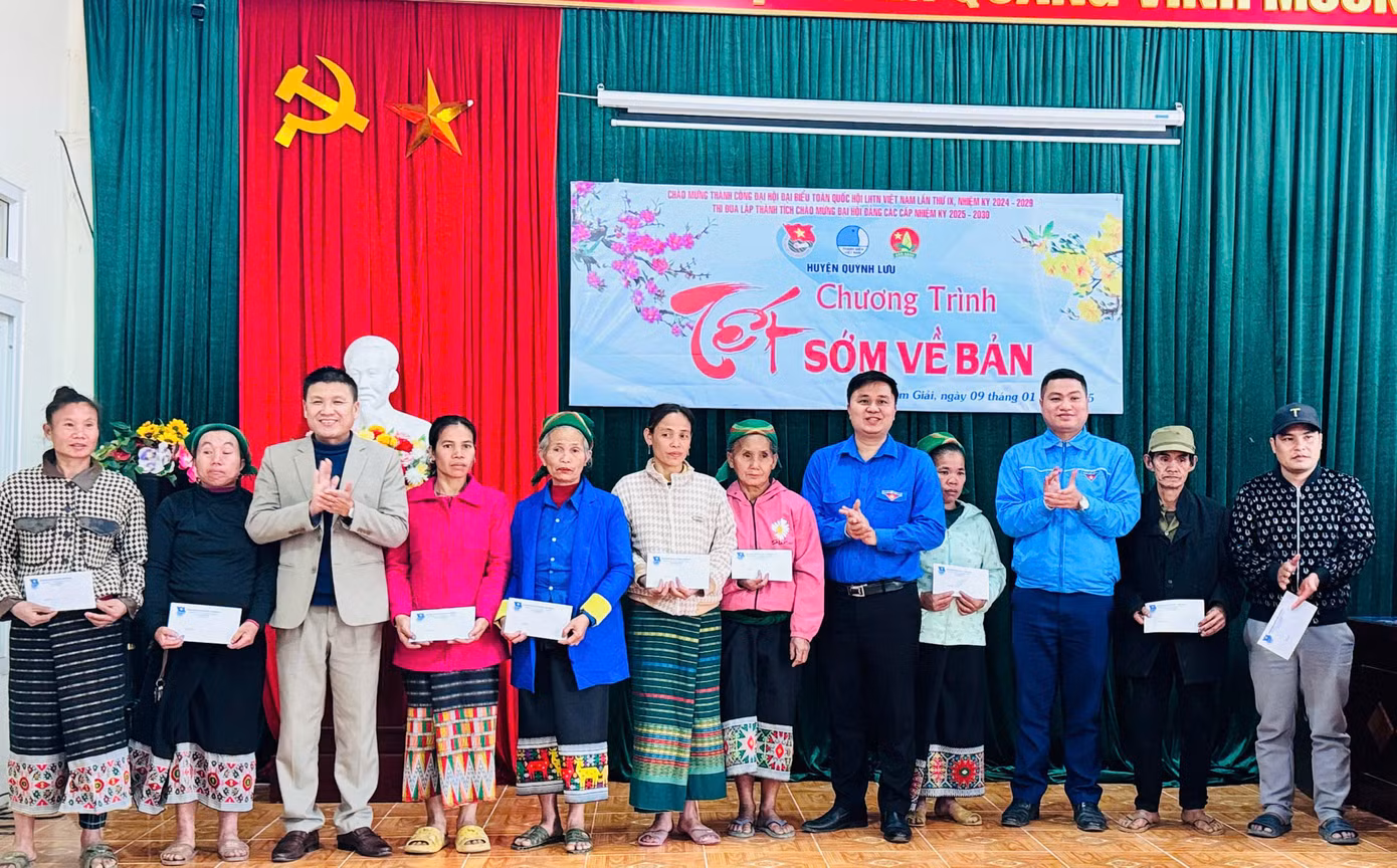 Tại chương trình, Huyện Đoàn - Hội LHTN - Hội đồng Đội huyện Quỳnh Lưu đã trao tặng 80 suất quà, mỗi suất trị giá 500 nghìn đồng cho các hộ nghèo, hộ có hoàn cảnh khó khăn tại xã Nậm Giải và 60 chiếc áo ấm, 20 thùng sữa cho các em học sinh có hoàn cảnh khó khăn tại trường Phổ thông dân tộc bán trú TH&amp;THCS Nậm Giải với tổng trị giá gần 60 triệu đồng.
