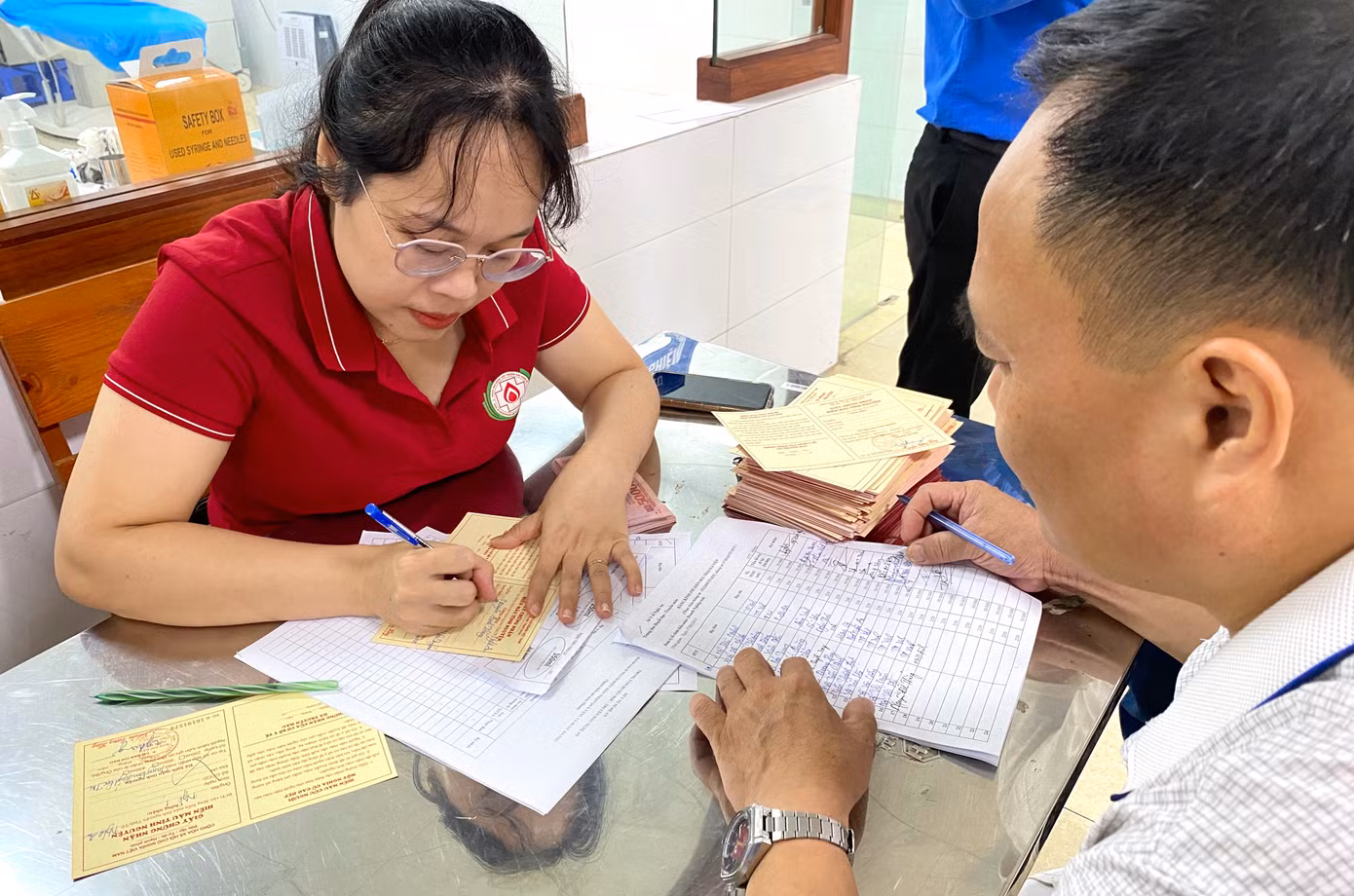 Sau khi hiến máu, người hiến sẽ được trao giấy chứng nhận hiến máu tình nguyện.