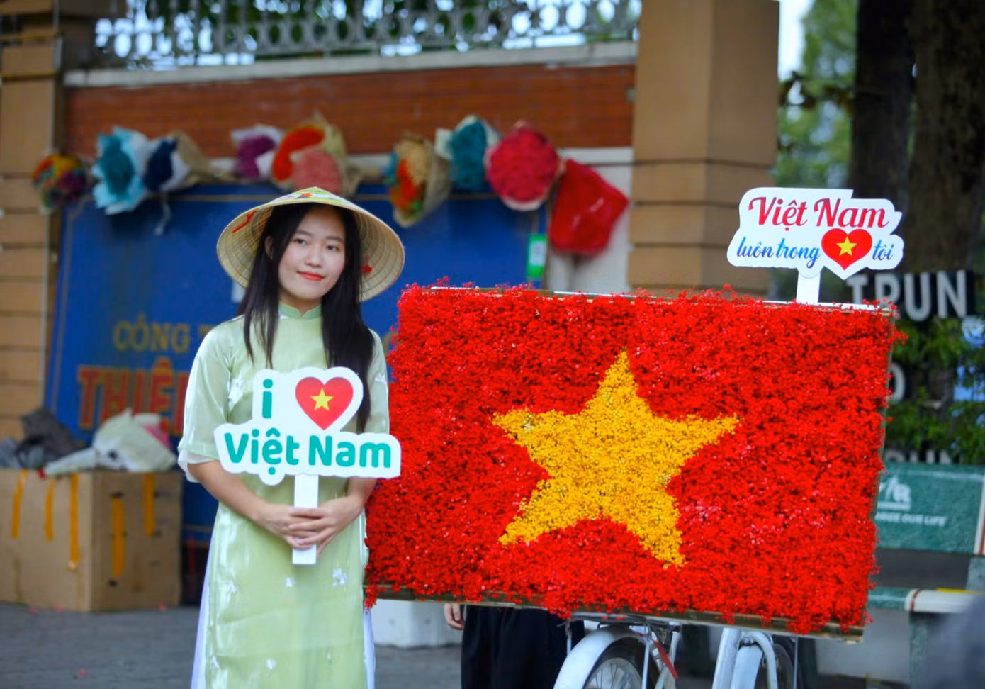 Lá cờ Tổ quốc làm từ hoa được nhiều người lựa chọn để chụp hình kỷ niệm.