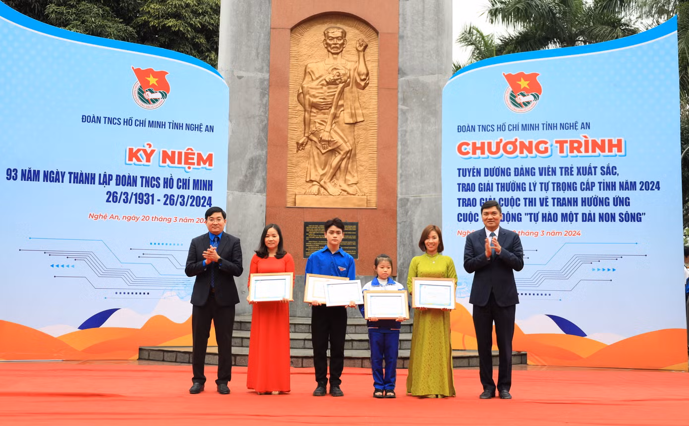 Ban tổ chức trao giải nhất cho các tác giả, nhóm tác giả đạt giải nhất Cuộc thi vẽ tranh “Tự hào một dải non sông”.