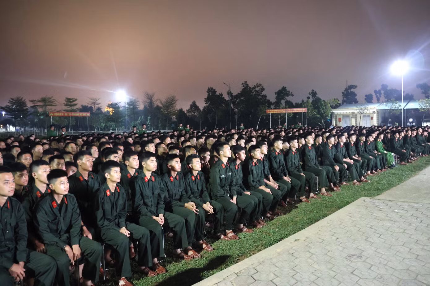 Hàng trăm cán bộ chiến sĩ Trung đoàn Cảnh sát Cơ động Bắc Trung Bộ tại chương trình.