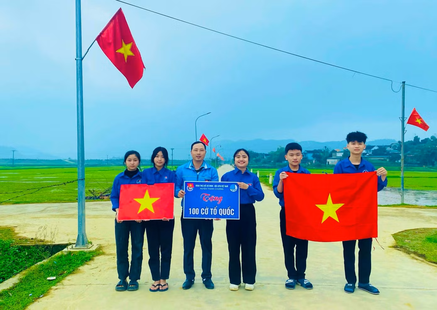 Trao tặng cờ và treo cờ dọc các tuyến đường để làm đẹp làng quê.