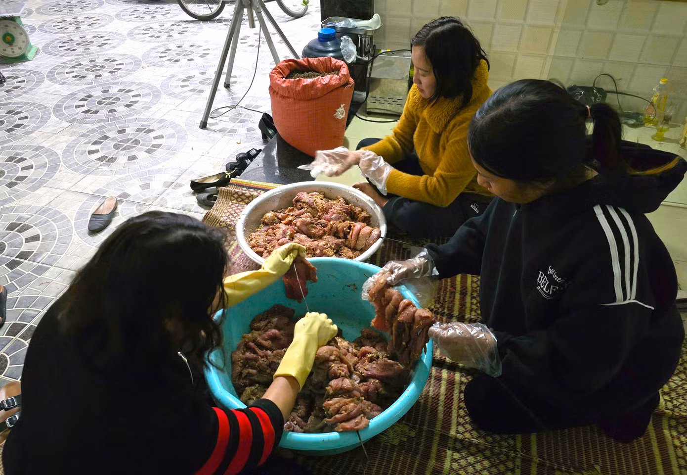 Có truyền thống lâu năm làm món đặc sản thịt trâu, bò, lợn gác bếp, chị Phan Thị Nga (41 tuổi, trú thị trấn Kim Sơn, huyện Quế Phong) cho biết, cơ sở của chị bắt đầu nhận đơn hàng bán tết từ giữa tháng 11 âm lịch hàng năm.
