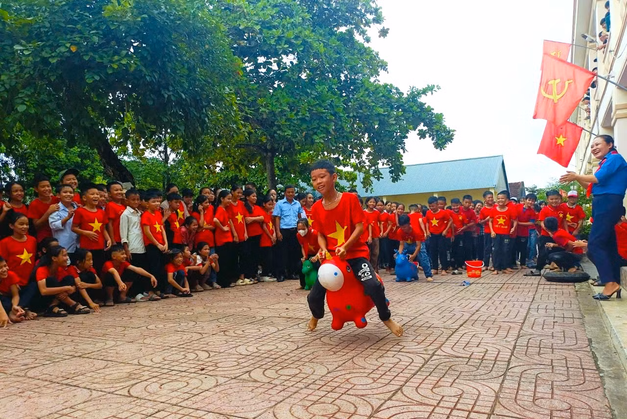 Tổ chức nhiều trò chơi dân gian cho các em thiếu nhi vui chơi, trải nghiệm.