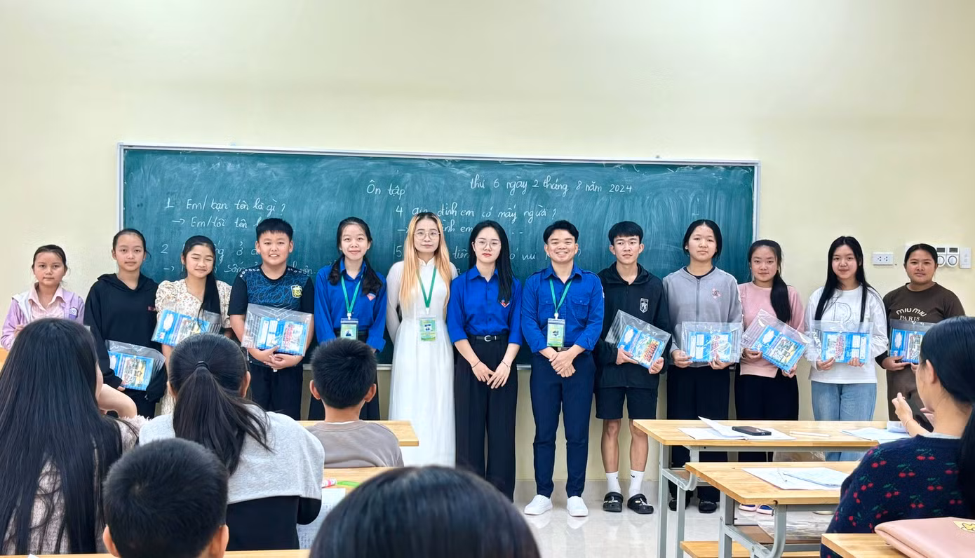 Ngày 5/8, sau gần 1 tháng tình nguyện tại nước Lào, đội sinh viên tình nguyện trường Đại học Vinh đã tổng kết các lớp học, trao tặng những phần quà cho các học viên xuất sắc rồi quay trở về Việt Nam. "Chúng em rất vui vì đã giúp các cán bộ, người dân, các em học sinh hiểu biết thêm về tiếng Việt, về văn hóa, thắng cảnh và con người Việt Nam. Qua chuyến đi cũng giúp chúng em hiểu thêm về con người và văn hóa của nước bạn Lào, học tập được thêm nhiều kinh nghiệm và những điều mới mẻ. Từ đó giúp chúng em trưởng thành hơn", đội viên Đội tình nguyện quốc tế trường Đại học Vinh Lương Thị Vân Anh chia sẻ.