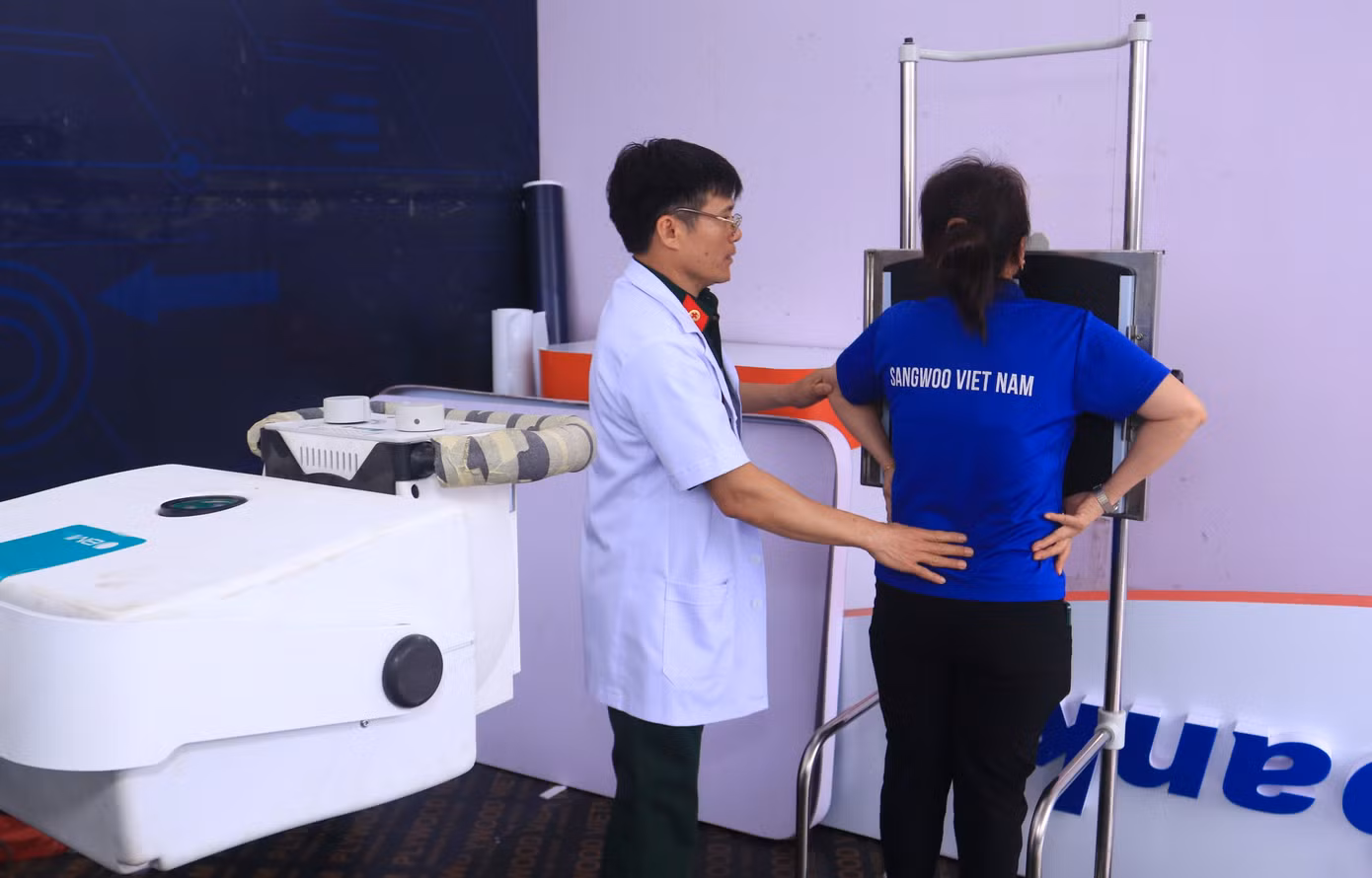 Hệ thống máy chụp X-Quang được bố trí trong khuôn viên chương trình để thăm khám cho thanh niên công nhân.