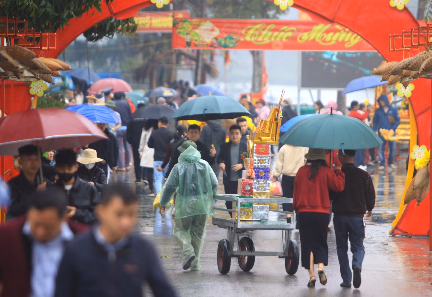 Từ trưa 7/2, hàng nghìn du khách thập phương đã về Đền Ông Hoàng Mười (xã Thịnh Mỹ, huyện Hưng Nguyên, Nghệ An) để dâng lễ, thắp hương cầu khấn. Đây là ngày vía Thần Tài nên lượng du khách về đền ngày rất đông.