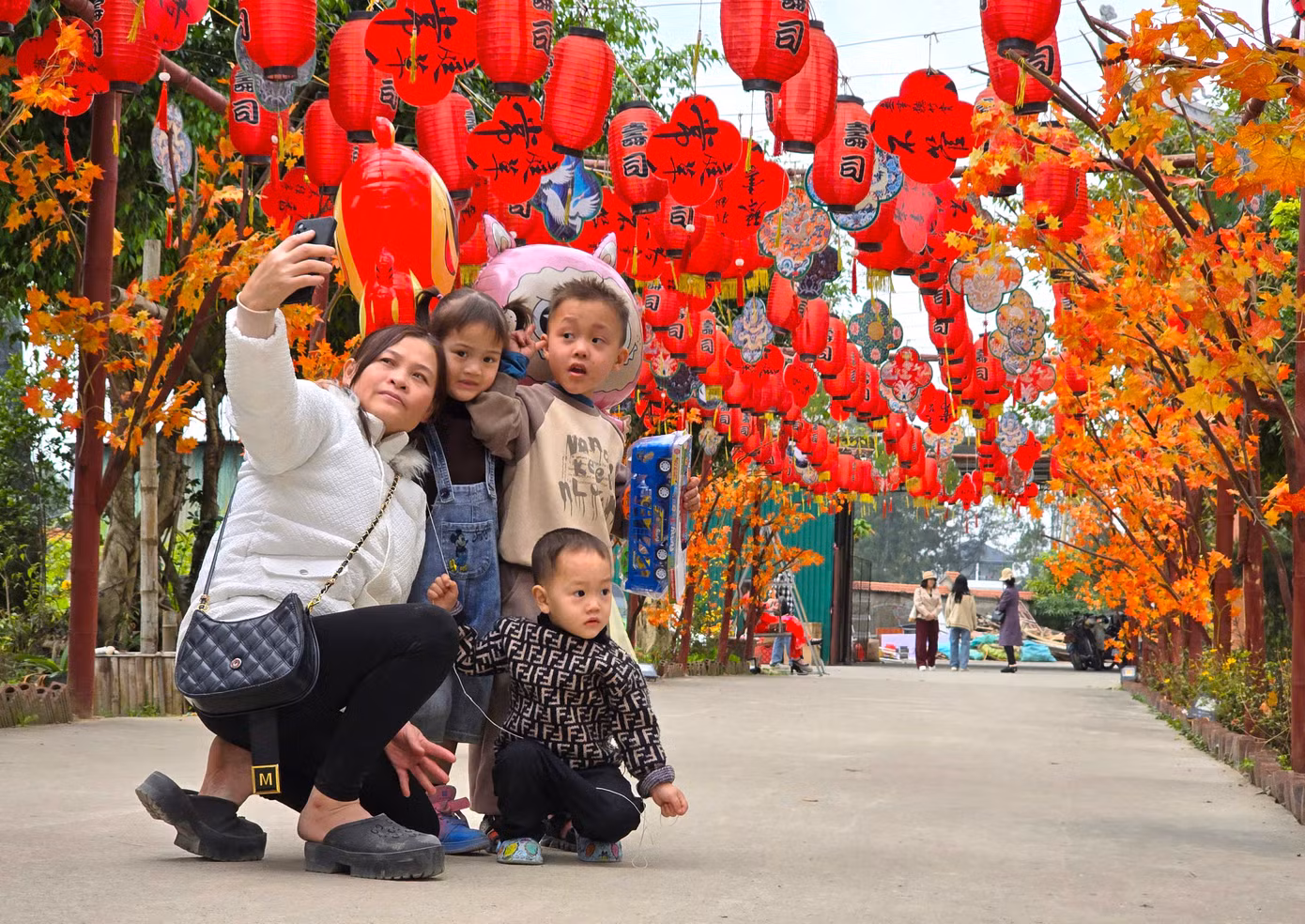 "Đầu năm mới tôi tranh thủ đưa các con đến chùa thắp hương và du xuân. Năm nay chùa thiết kế rất nhiều cây hoa, cảnh đẹp, tạo nên một khung cảnh mùa xuân rực rỡ. Đến với chùa, tôi cảm thấy tinh thần lạc quan để bắt đầu một năm mới tươi đẹp", chị Nguyễn Thị Thương (42 tuổi, trú thành phố Vinh, Nghệ An) chia sẻ.