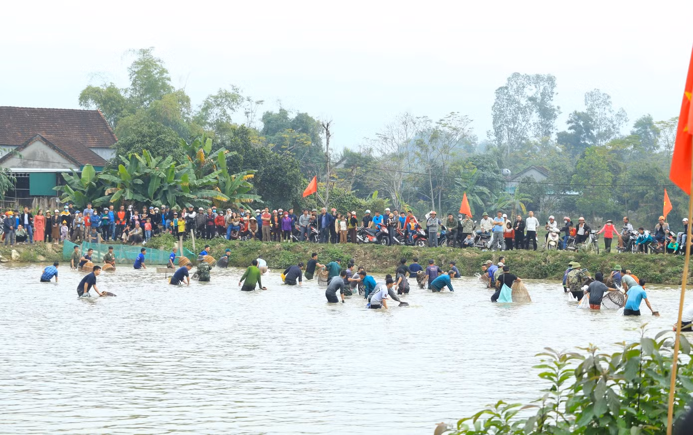 Để lễ hội thêm phần hấp dẫn, Ban tổ chức đã đưa ra giải thưởng cho "nơm thủ" bắt được con cá lớn trên 1,5kg đầu tiên và một giải thưởng dành cho "nơm thủ" bắt được cá có trọng lượng lớn nhất.