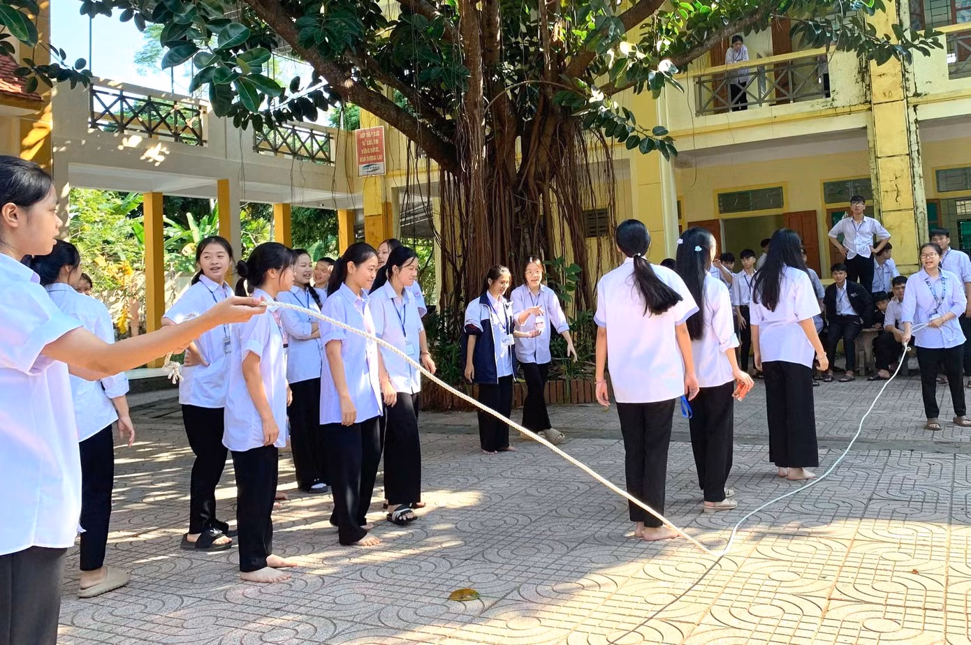 Từng nhóm học sinh tụ tập lại với nhau nhảy dây bất kể nam hay nữ tạo nên sự đoàn kết, hòa đồng và không khí vui tươi trong trường học.