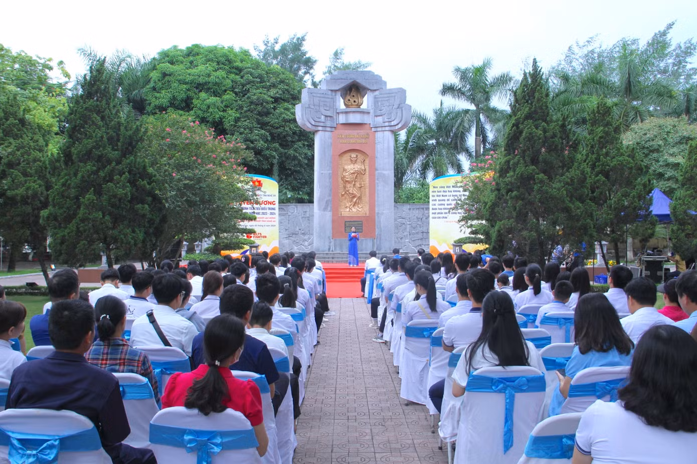 Toàn cảnh buổi lễ tuyên dương học sinh tiêu biểu.