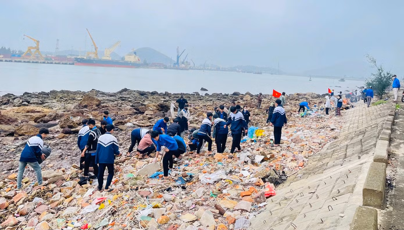 Sau một buổi dọn dẹp, bờ biển qua xã Nghi Thiết đã trở lại sạch đẹp. Sau một buổi dọn dẹp, bờ biển qua xã Nghi Thiết đã trở lại sạch đẹp.