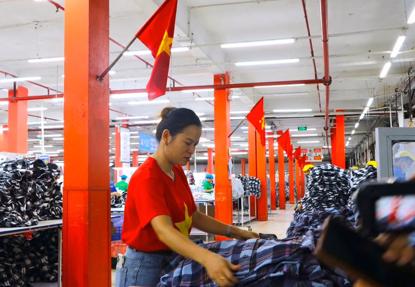 “Đến công ty làm việc thấy rợp một màu đỏ của cờ Tổ quốc bay phấp phới trong lòng lại háo hức, tinh thần phấn chấn, vui tươi hẳn”, chị Thái Thị Thoa chia sẻ.
