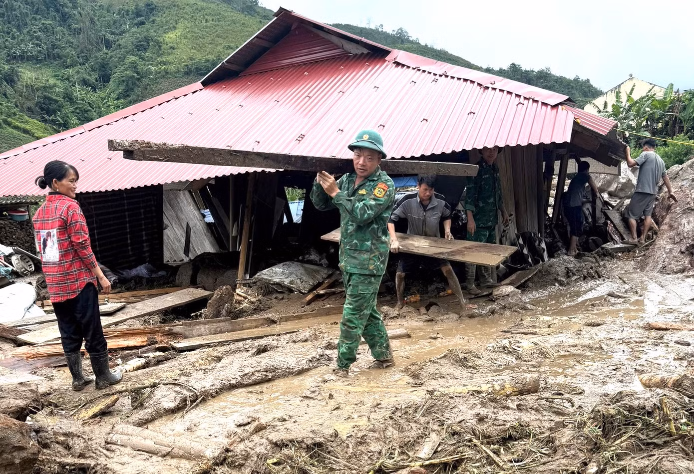 Lũ đã cuốn trôi hoàn toàn 4 căn nhà, trong đó có 3 nhà ở xã Hữu Khuông (Tương Dương) và 1 nhà ở xã Tri Lễ (huyện Quế Phong). Ngoài ra có 54 căn nhà bị hư hỏng, đất đá tràn vào (Kỳ Sơn 27 nhà, huyện Tương Dương 11 nhà và huyện Quế Phong 16 nhà).