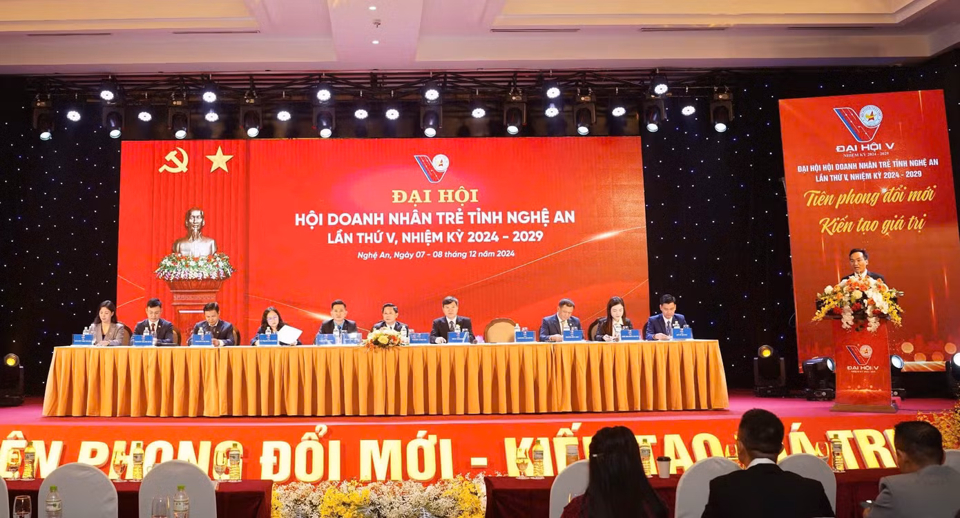 Đoàn Chủ tịch điều hành Đại hội.