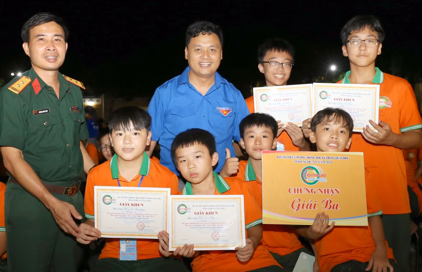 Các học viên hứng khởi nhận giấy khen sau 1 tuần tham gia làm chiến sỹ nhí.