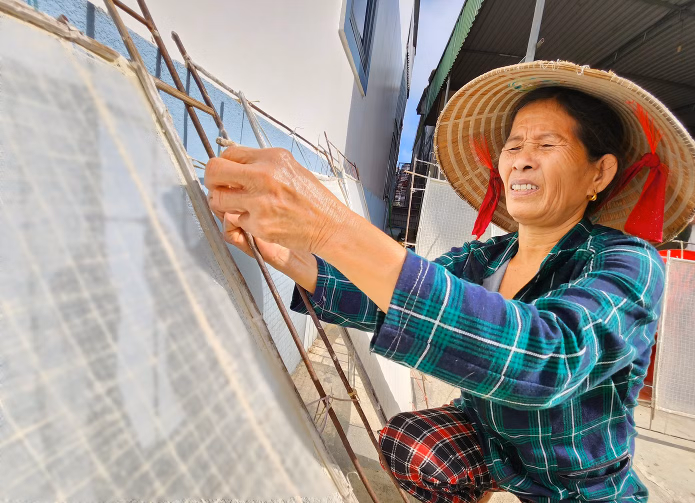 "Làm giấy dó thủ công nên cũng hơi vất vả. Ngoài ra còn phải chờ trời nắng mới làm được. Không có nắng không phơi được giấy. Tất cả là nhờ trời", bà Trương Thị Hải chia sẻ và cho hay bà và người dân trong làng không ai biết nghề giấy dó có từ bao giờ. Tuy nhiên, hiện bà Hải đã làm nghề này được hơn 40 năm và sẽ cố gắng lưu giữ nghề xa xưa để lại.