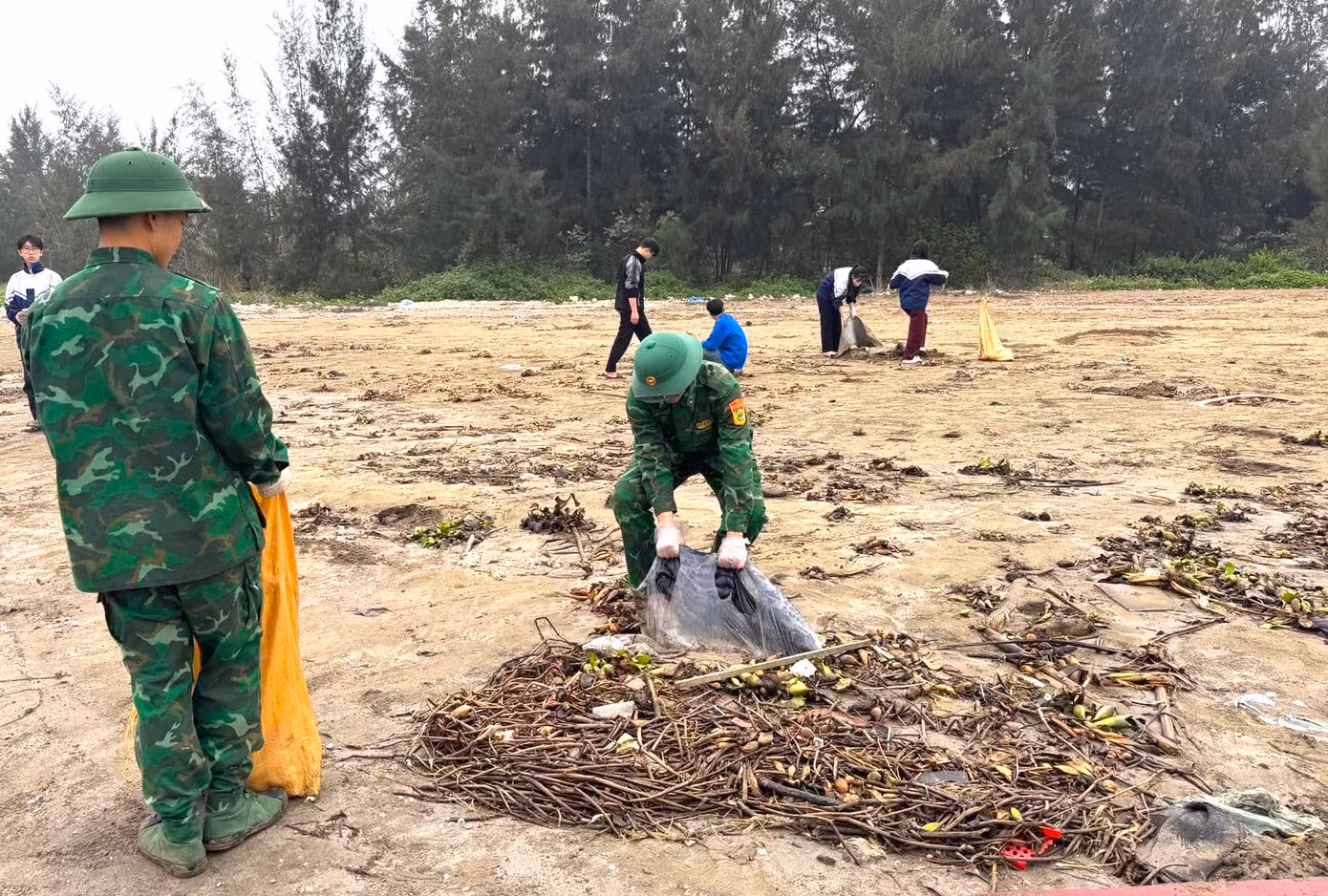 Sau khi tập kết lại, rác sẽ được phân loại và đưa đi tiêu hủy, đảm bảo vệ sinh môi trường và trả lại bờ biển sạch đẹp. Sau khi tập kết lại, rác sẽ được phân loại và đưa đi tiêu hủy, đảm bảo vệ sinh môi trường và trả lại bờ biển sạch đẹp.
