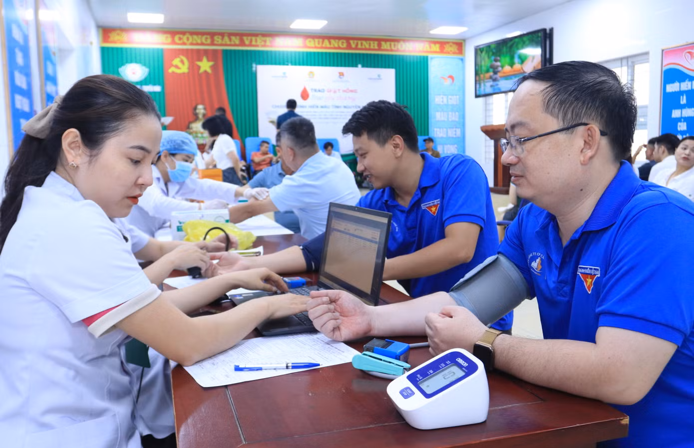 Từ sáng sớm, các đoàn viên thanh niên, cán bộ, nhân viên các cơ quan đã đến sớm để làm thủ tục đăng ký hiến máu.