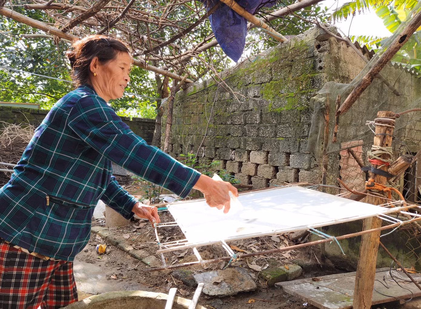 Mỗi ngày, một mình bà Hải có thể làm ra được 40 tờ giấy dó. Khi có sự giúp sức của chồng và con, bà Hải có thể làm ra được hơn trăm tờ giấy dó. Mọi công đoạn làm ra giấy đều bằng thủ công mà không có bất cứ máy móc, hóa chất nào hỗ trợ nên khá vất vả.