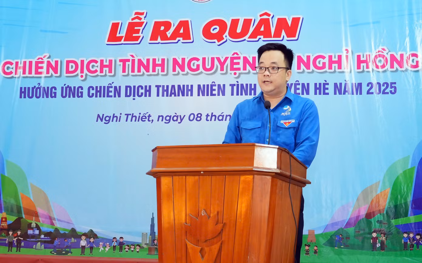 Anh Nguyễn Bá Tuấn Anh - Bí thư Đoàn Các cơ quan Đảng tỉnh Nghệ An phát biểu chương trình.