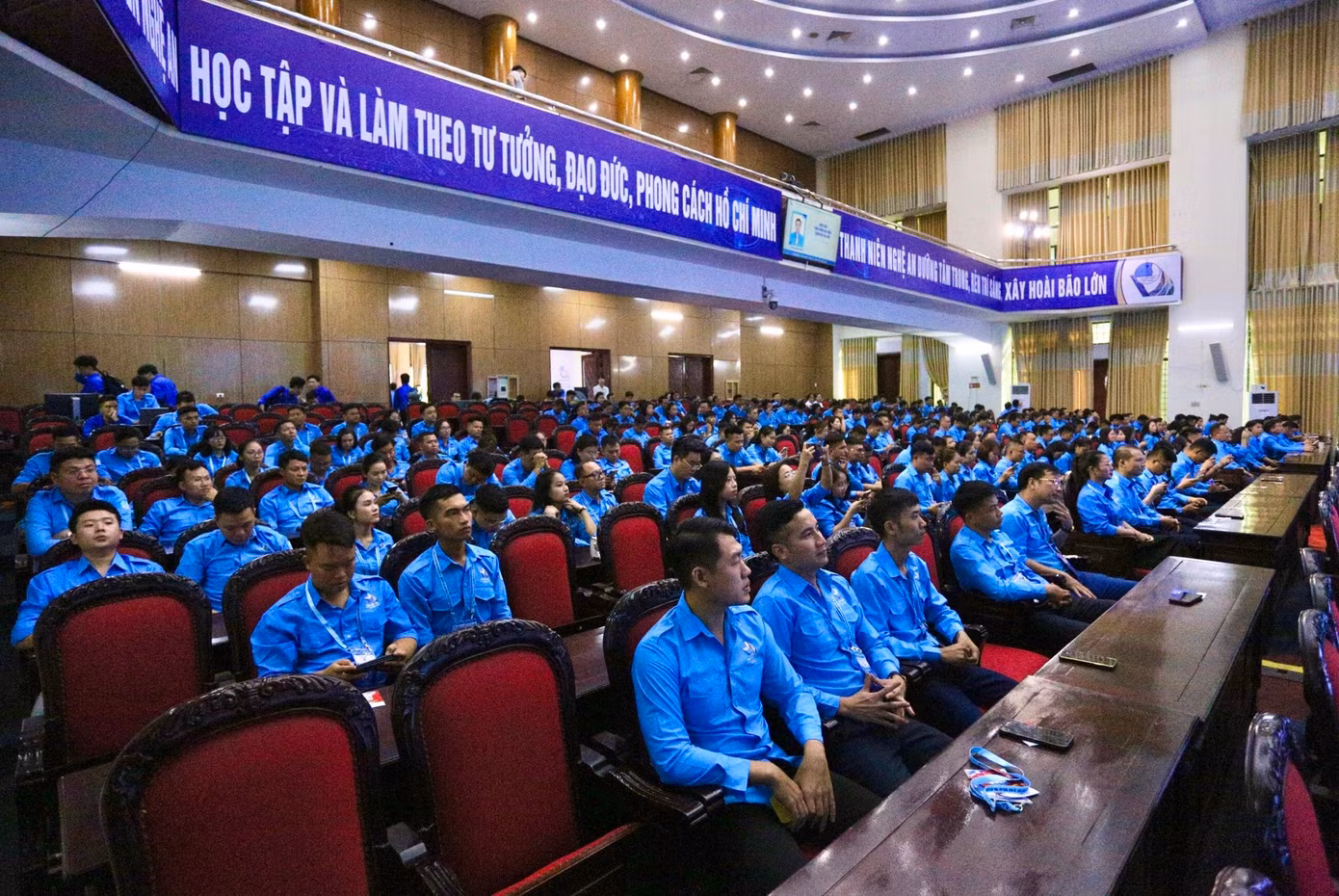 Cùng 260 đại biểu chính thức tham dự Đại hội.
