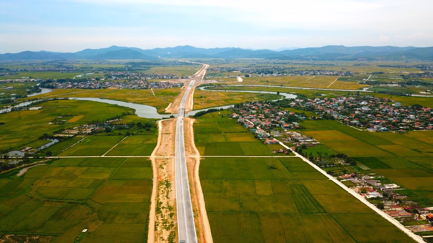 Tuyến cao tốc Nghi Sơn - Diễn Châu thuộc dự án xây dựng công trình đường bộ cao tốc Bắc - Nam phía Đông, giai đoạn 2017-2020. Toàn tuyến dài 50km, trong đó qua địa bàn tỉnh Nghệ An dài 43,5km.