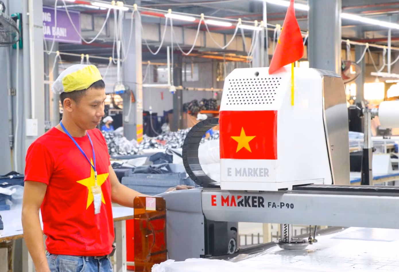 Anh Phan Đình Tài - chủ tịch công đoàn một công ty may - cho biết việc treo cờ Tổ quốc và mặc áo đỏ sao vàng được người lao động trong công ty thực hiện nhiệt tình. "Qua hoạt động này, chúng tôi mong muốn sẽ bồi đắp thêm tinh thần yêu nước, tự hào dân tộc. Từ đó tạo không khí thi đua lao động sản xuất, nâng cao đời sống tinh thần và thu nhập cho người lao động của công ty", anh Tài chia sẻ.